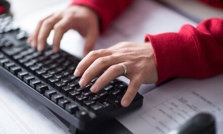 Finger auf der Tastatur